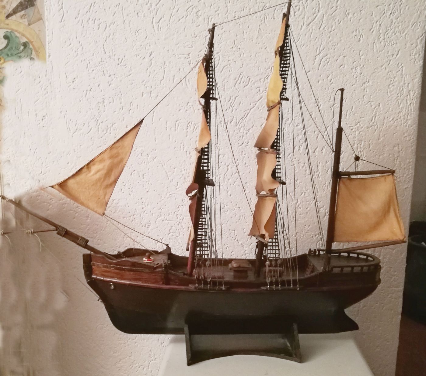 Modellino di vascello a vela antico in legno con parti dipinte XX° sec. cm.80 x 70